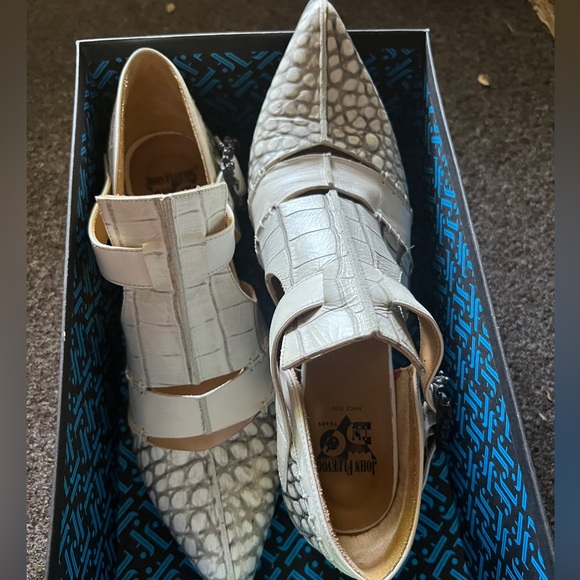 John Fluevog Alicia White Croc, t-strap shoes, skull buckle. Sz 8 fits like a 7. - Picture 2 of 10